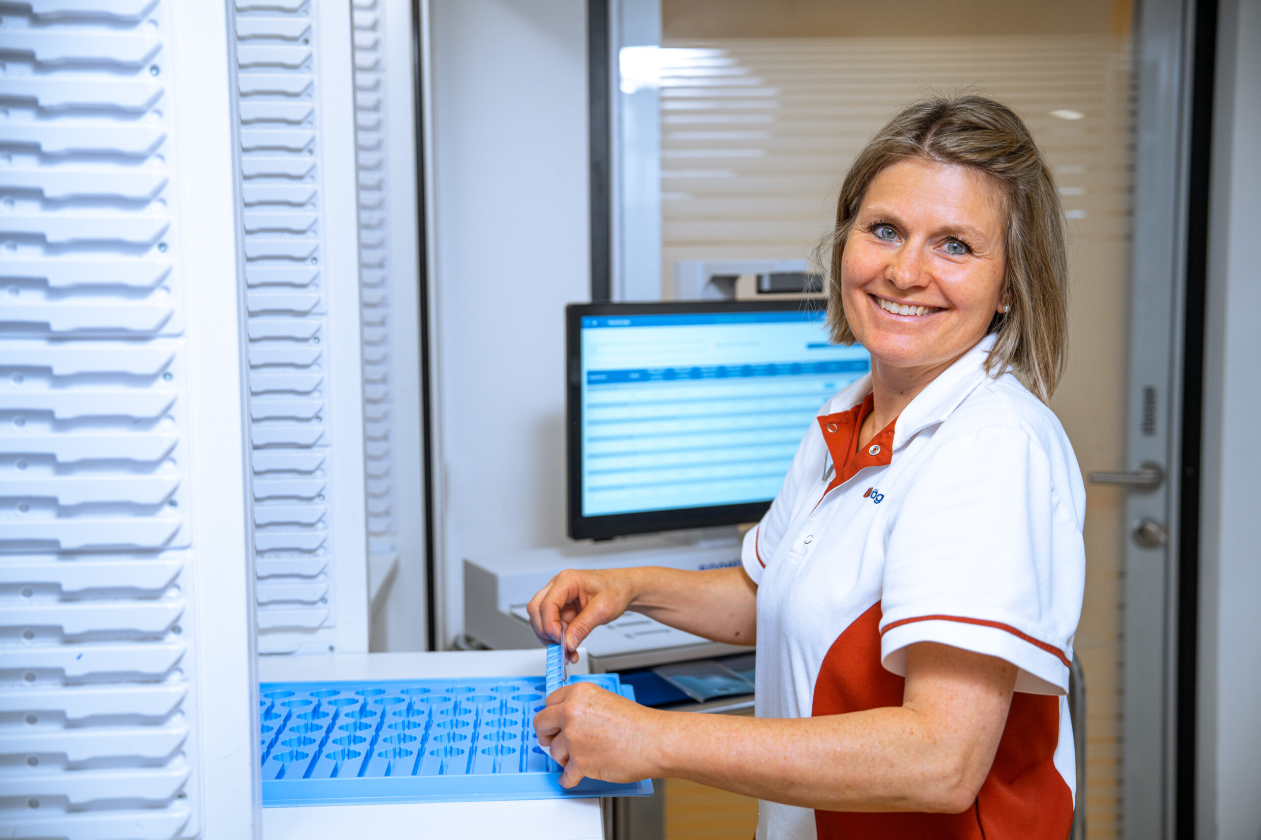 Frau mit Medikamenten